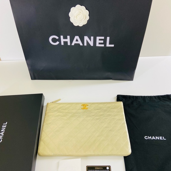 Large Chanel O Case - Picture 8 of 8